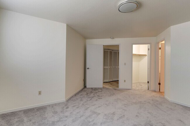 Building Photo - 418 SW Erie Cir