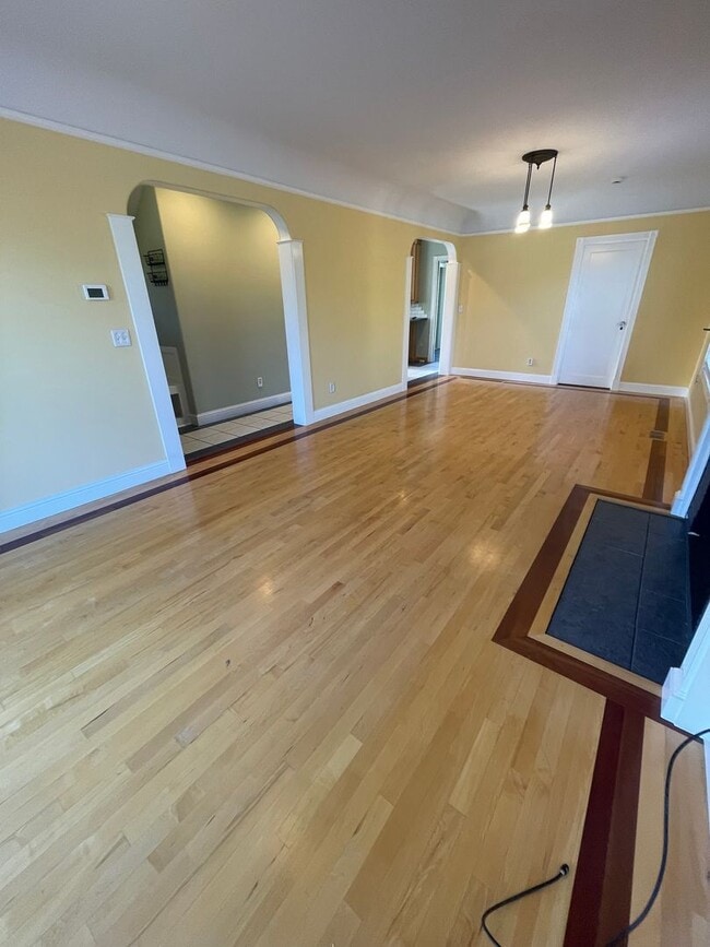 Building Photo - Stunning 3 bedroom/ 2 bath Victorian 2 sto...