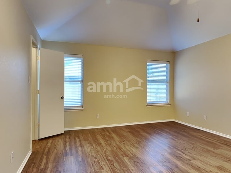 Building Photo - 1576 Sandhurst Dr