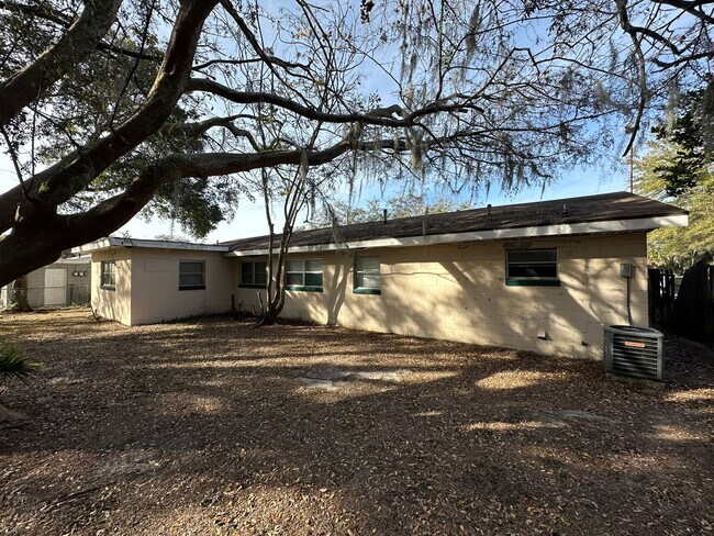 Building Photo - 2 Bedroom, 1 Bath Duplex in Leesburg!