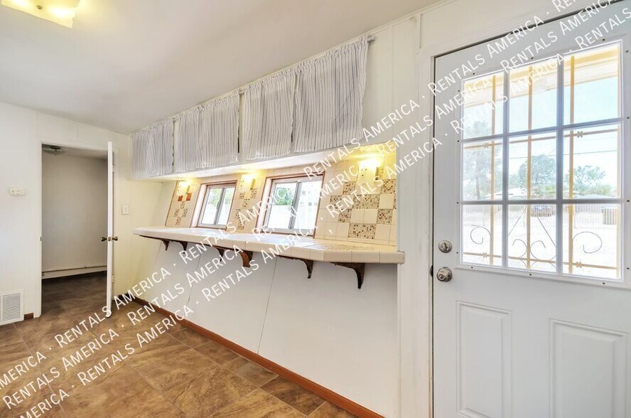 Building Photo - 1520 E Silver St