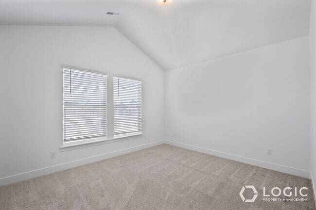 Building Photo - Beautiful Townhome in Wonderful Location!
