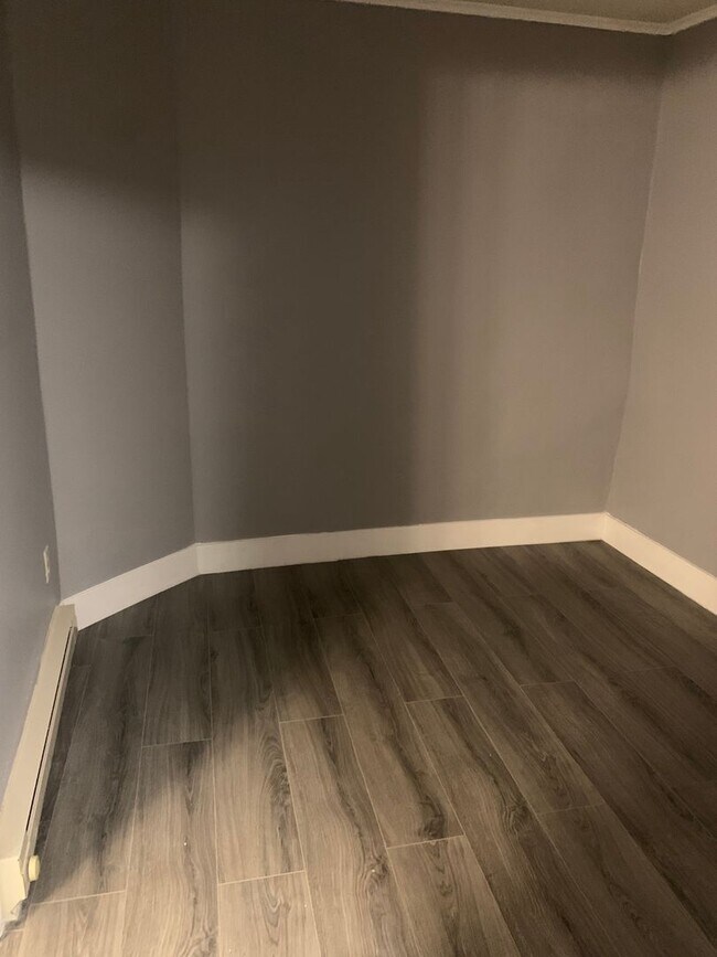 Building Photo - Spacious 1-Bedroom Apartment with Parking & Shared Yard — Midtown Kingston