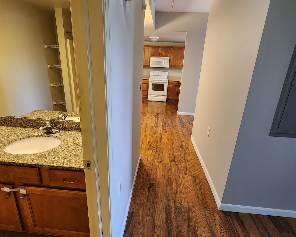 Hallway looking into kitchen - 400 N Richmond St