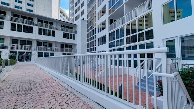 Building Photo - 5401 Collins Ave