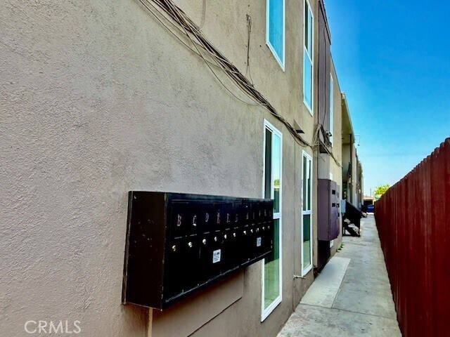 Building Photo - 815 N Rose Ave