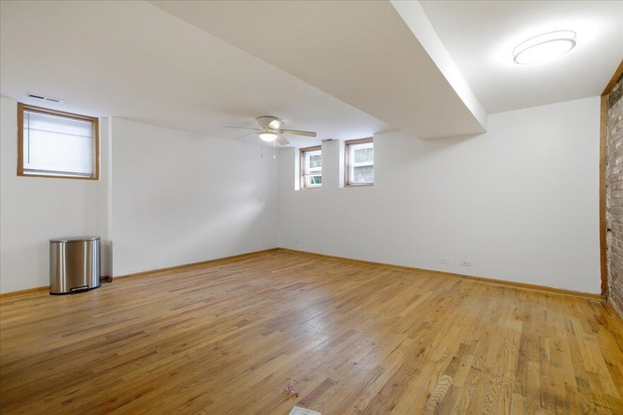 Building Photo - 1535 W Leland Ave