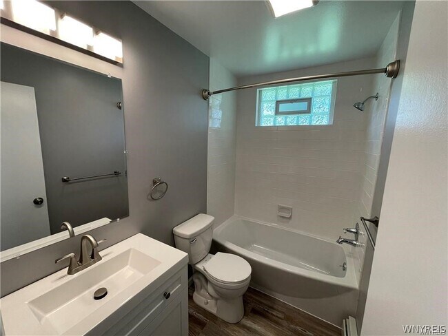 Building Photo - 425 East Ln