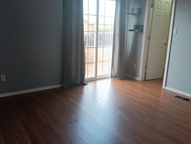 Building Photo - 5 bedrooms, 3 Bath House! Located On NE Si...