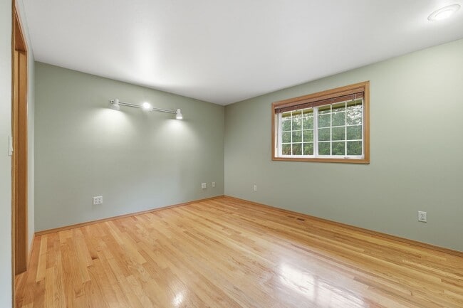 Building Photo - Move in ready! 3 bed, den, 2 bath rambler on 4.62 acres with pasture in Tumwater School District.