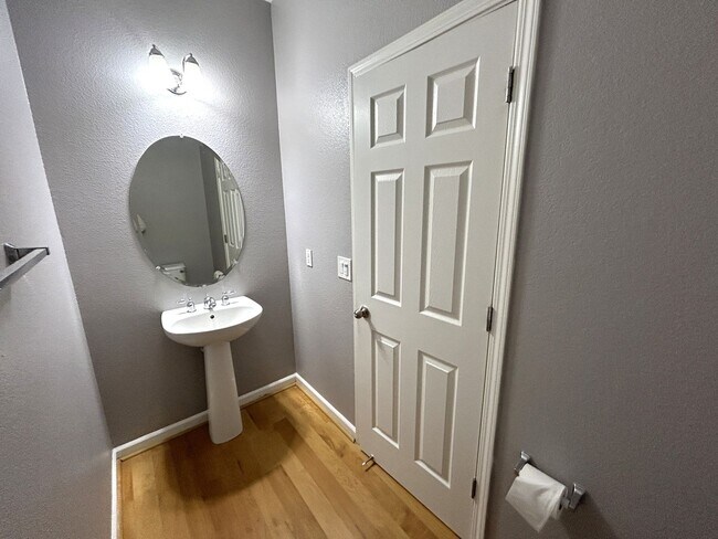 Building Photo - Spacious Elk Grove Townhome!!