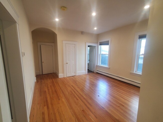 Building Photo - 586 Freeport St
