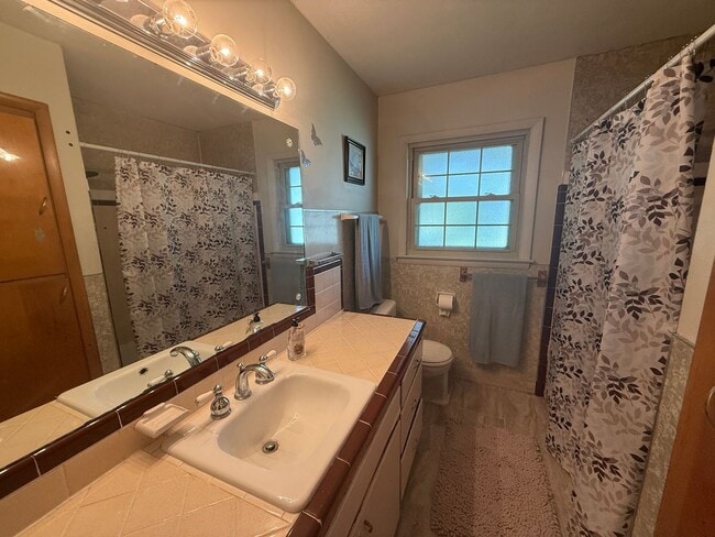 Building Photo - Large fenced yard, 3 bedroom, 1.5 Bath in ...