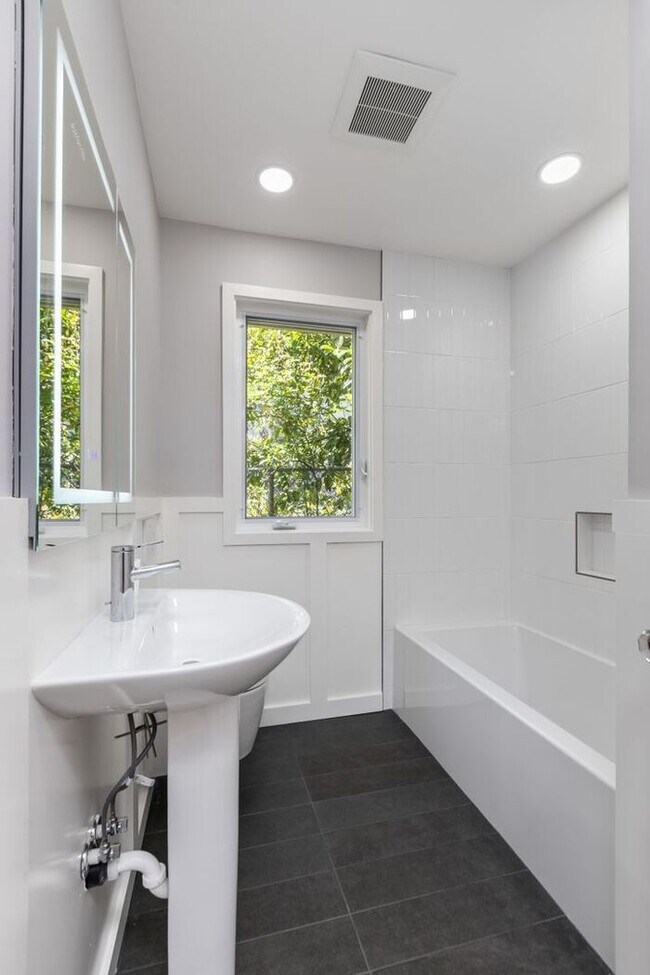 Building Photo - Charming AIR CONDITIONED Leschi Craftsman