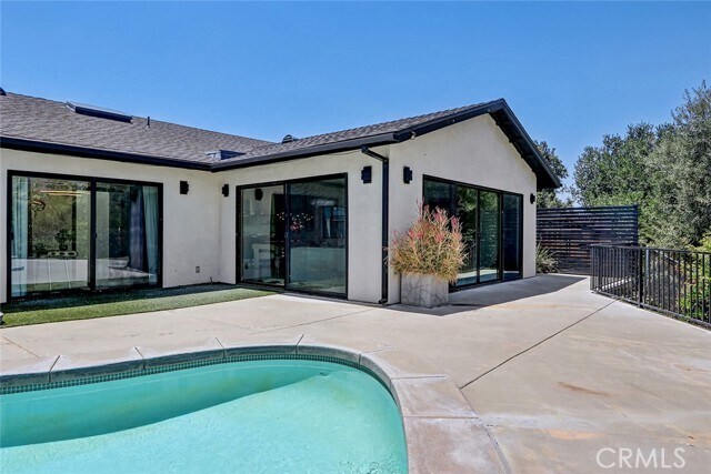 Building Photo - 832 N Oceanbluff Ave