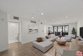 Building Photo - 725 N Alfred St