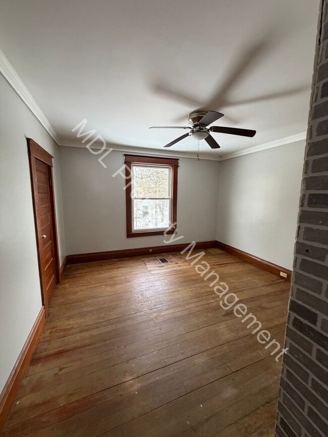 Building Photo - 3 bedroom 1.5 Bath Home