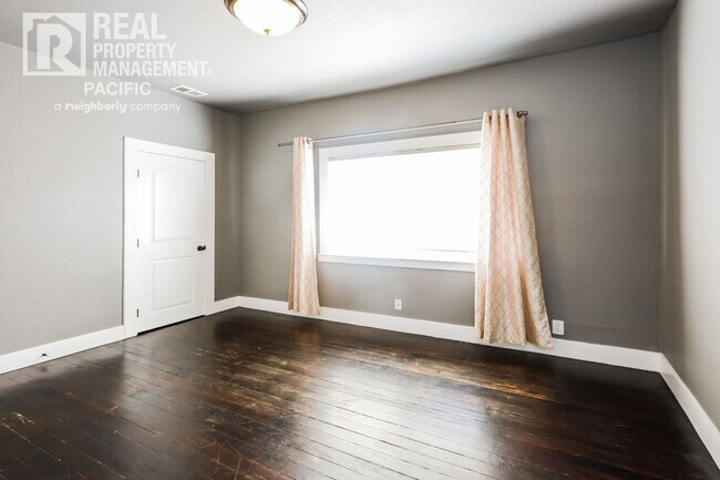 Building Photo - Bright & Spacious Oakland Home with Backya...