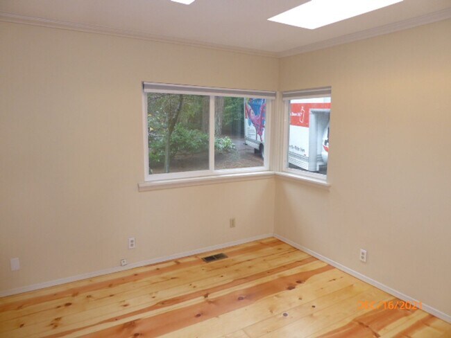Building Photo - Beautiful 3 Bed 1 Bath Single Family House...