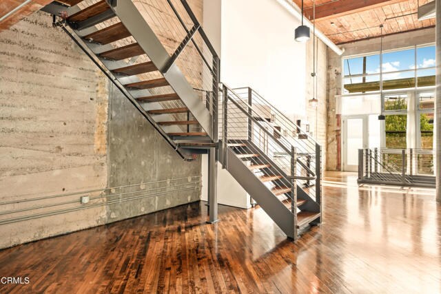 Building Photo - 530 S Hewitt St