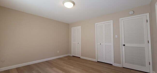 Building Photo - Beautiful 2 Bedroom / 2 Bath Bungalow Next to Hidden Valley Golf Club with Large Private Patio, N...