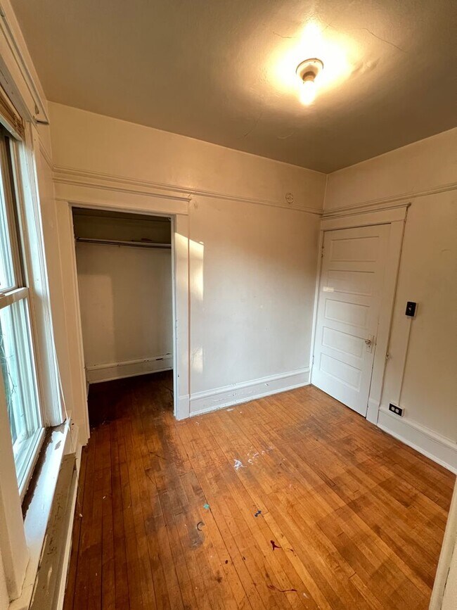 Building Photo - 910 N 22nd Ave W