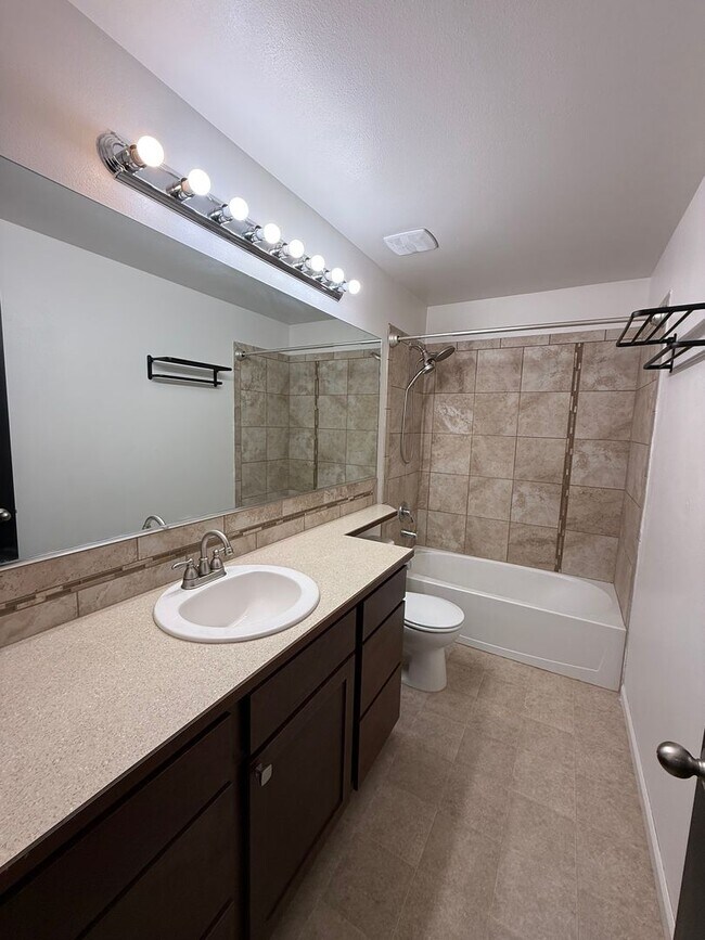 Building Photo - New Listing! Beautiful 4 Bed / 3 Bath Home...