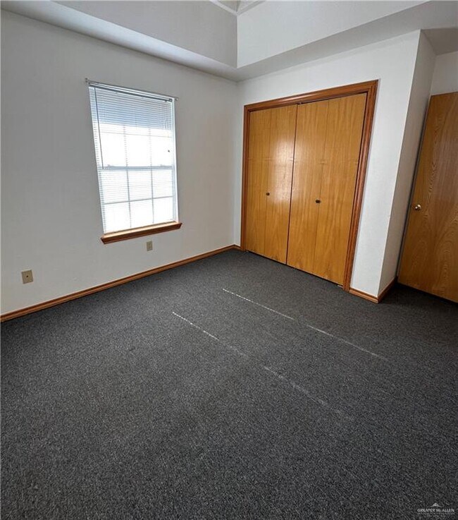 Building Photo - 1122 E Eller Ave