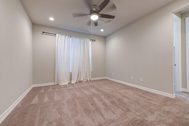 Building Photo - 11010 Cres Light Way