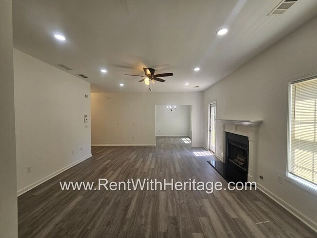 Building Photo - Awesome 3 bd/ 2ba With Everything Brand Ne...