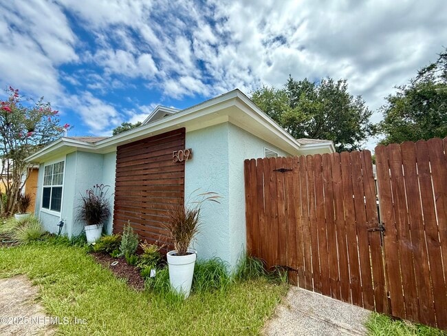 Building Photo - 509 Camelia St