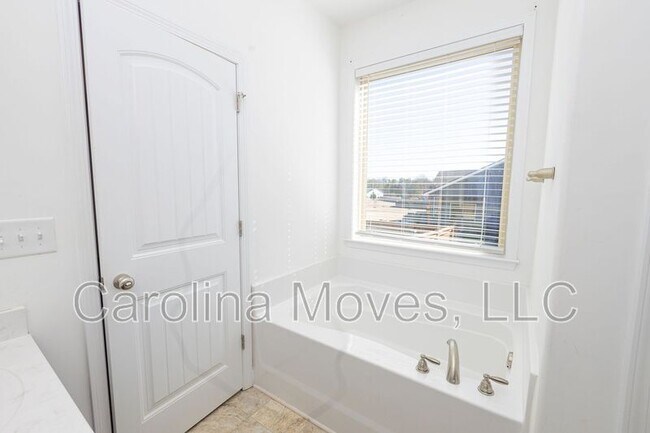 Building Photo - 210 Royal Hill Ln