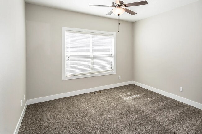 Building Photo - Spacious 4-Bedroom Home in Urbandale | Fin...