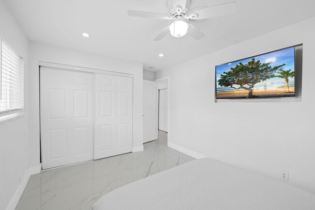 Building Photo - 865 NE 23rd Terrace