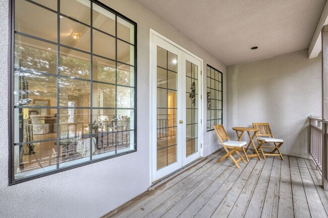 Building Photo - Huge house (2914 Sq. Ft.) in a well desired neighborhood off of Johnson Avenue