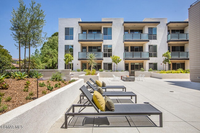 Building Photo - 77 N Conejo School Rd