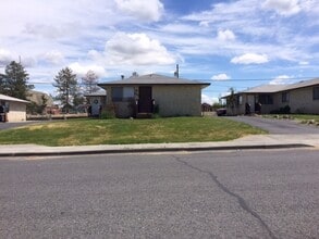 Building Photo - Duplex for Rent w/ WSG!