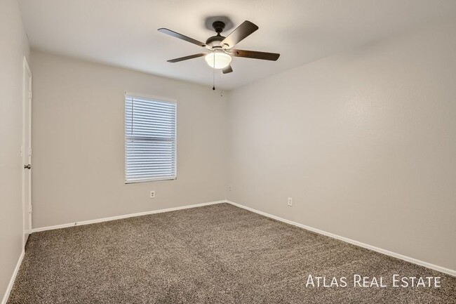 Building Photo - 3 bed 2 bath - Stainless Steel Appliances,...