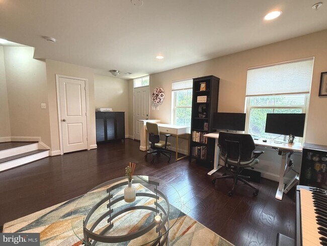 Building Photo - 104 Vanguard Ln