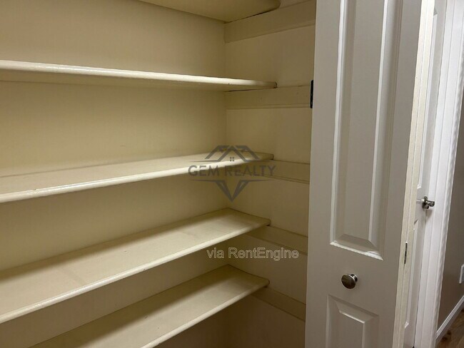 Building Photo - 100 Kendallwood Dr