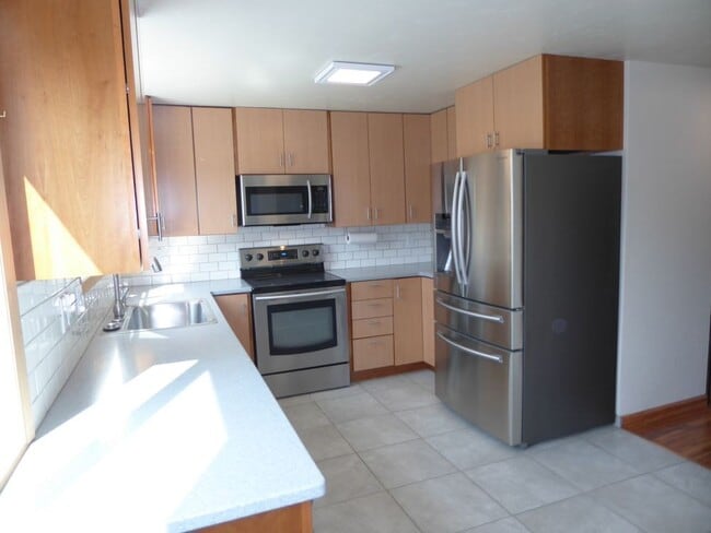 Building Photo - Pet Friendly Valley 2 story town home 2BD/...