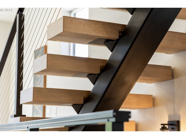 Building Photo - 617 SW Lobelia St