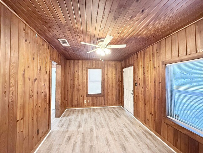 Building Photo - Charming 2-Bedroom Home