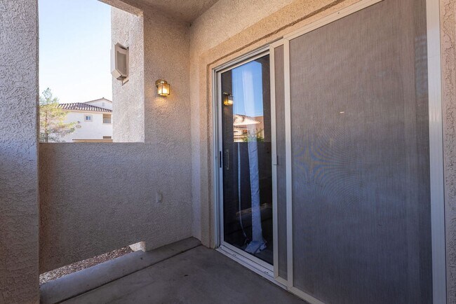 Building Photo - 855 N Stephanie St