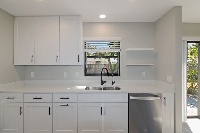 Building Photo - South Venice Annual Home for Rent