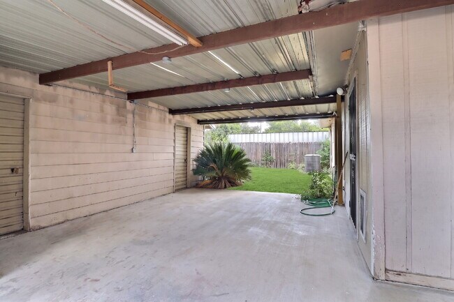 Building Photo - 4 Bedrooms and a Bonus Room + Move In Ready Package with Washer, Dryer and Refrigerator