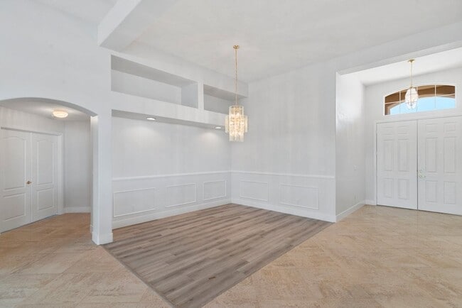 Building Photo - 4 bed, 2.5 bath single-story home in the g...