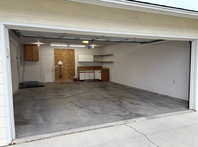 Building Photo - 3227 Lynn Ave