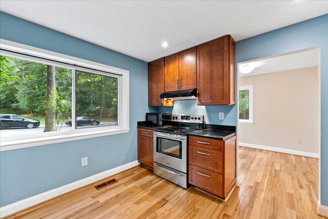 Building Photo - "Luxurious Reston Retreat: Spacious 2400 S...