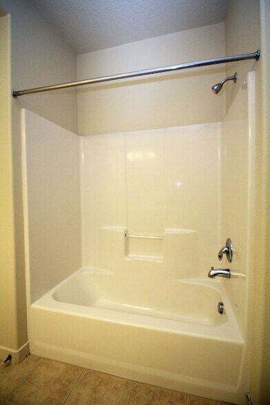 Building Photo - 690 NE Adwick Dr